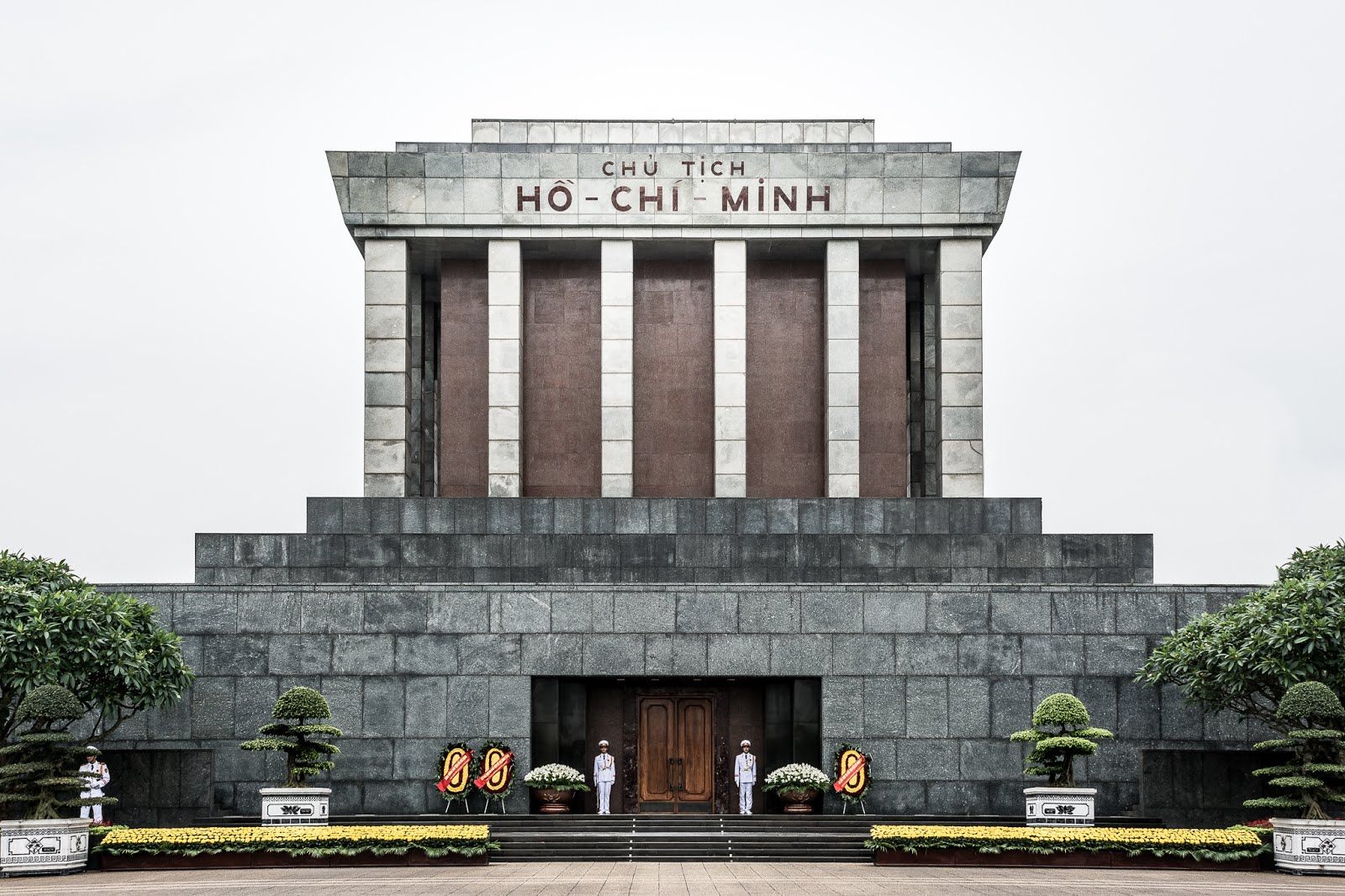 Viếng Lăng Bác là một trong những hoạt động mang tính lịch sử và văn hóa rất đặc biệt tại Hà Nội. Cùng chiêm ngưỡng những hình ảnh đẹp và trong sáng của khu lăng mộ và tìm hiểu thêm về con người và vị trí của Chủ tịch Hồ Chí Minh trong lòng người dân Việt Nam.